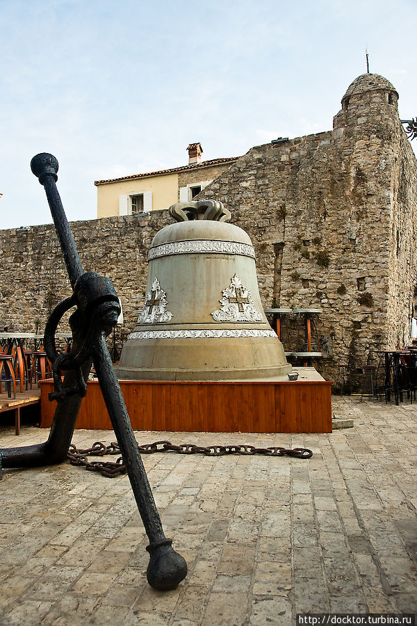 Здесь есть свой Царь-Колокол, у крепостной стены, и он тоже не звонил ни разу Будва, Черногория