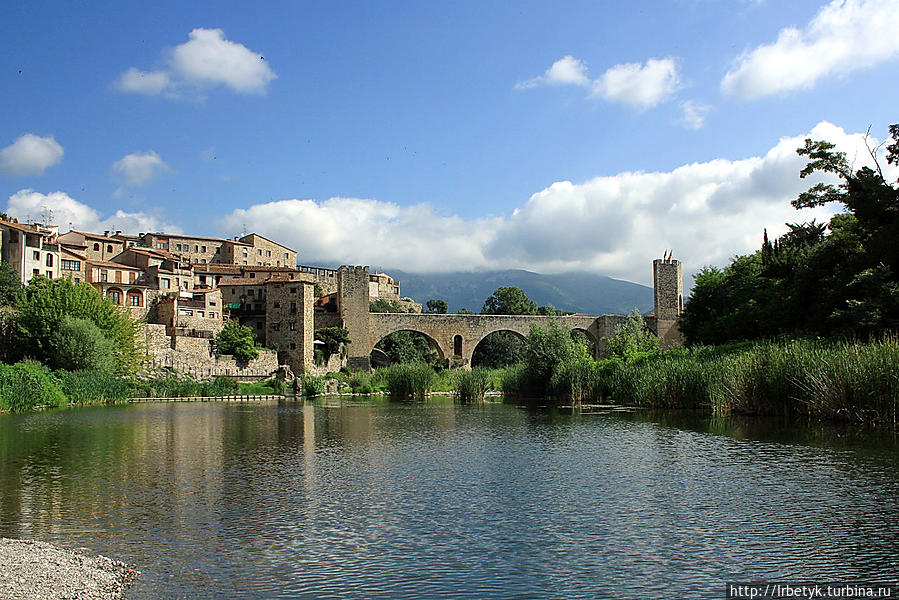 Старый романский мост Бесалу в летнем антураже Бесалу, Испания