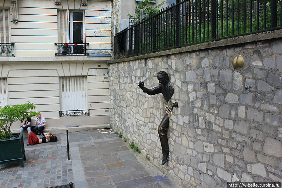 Грустная история о проходящем сквозь стены, увековеченная Жаном Марэ. Париж, Франция