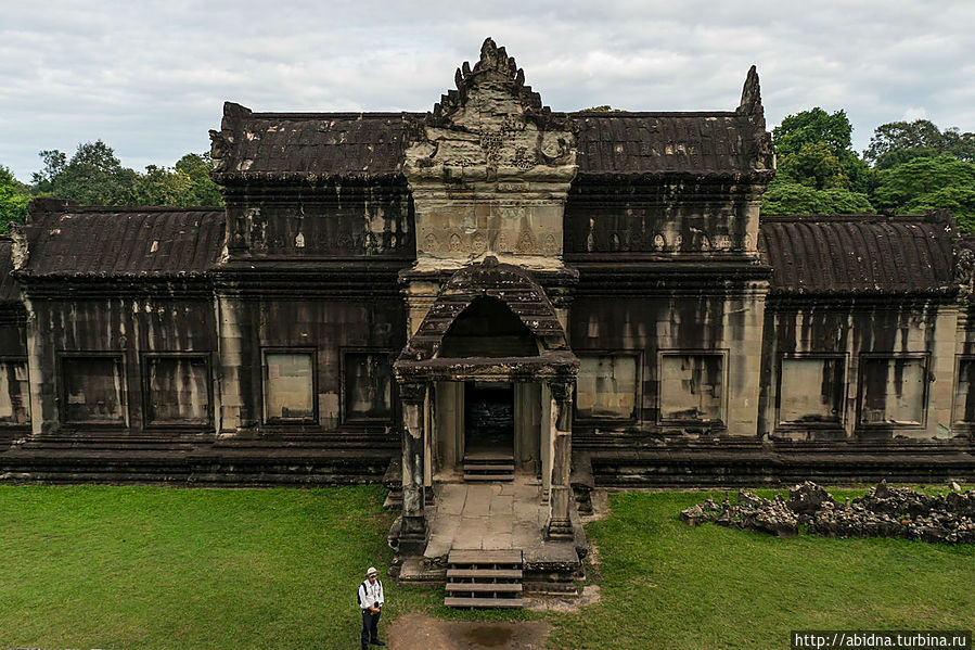 Забравшись на верхний уровень Ангкор (столица государства кхмеров), Камбоджа