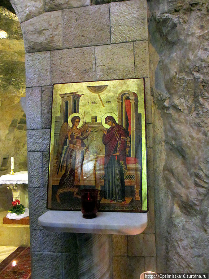 Икона Благовещения на колонне при спуске в Грот Назарет, Израиль