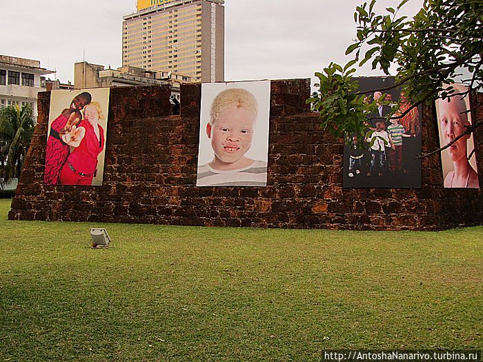 Форт Мапуту. В форте на тот момент проходила фотовыставка, посвященная альбиносам, поэтому их фото висят на внешних стенах. Про саму выставку я как-нибудь отдельно расскажу. Мапуту, Мозамбик