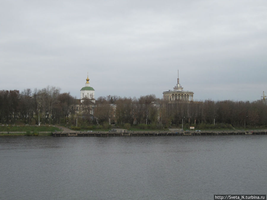 Вид на Речной вокзал и Успенскую церковь Тверь, Россия