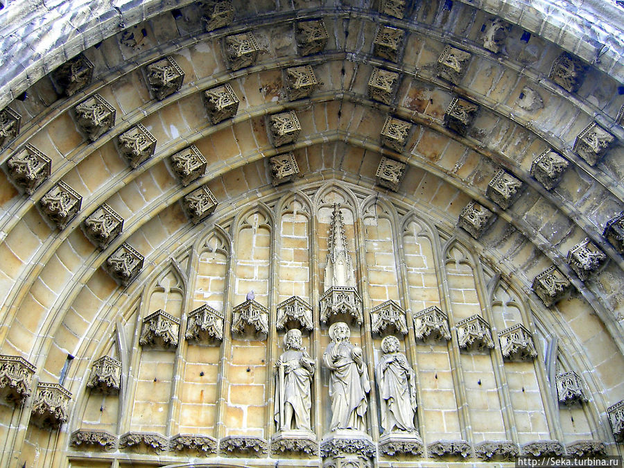 Вход в собор Святого Бавона Вход в собор Святого Бавона