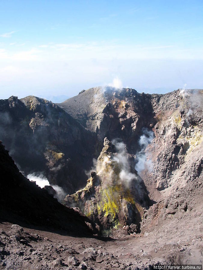 В кратере вулкана Пакайя Антигуа, Гватемала