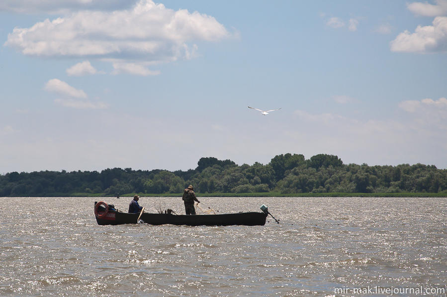 Дунай, рыбаки за работой, а на том берегу уже Румыния. Вилково, Украина