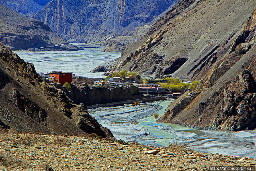 ... похоже, на реке гидроэлектростанция, утверждать не могу Тангбе, Непал