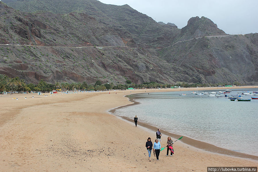 Протяженность — 1200 м
Ширина — до 100 м
Лежаки (2 €), туалет, открытый душ, кафешки Протяженность — 1200 м
Ширина — до 100 м
Лежаки (2 €), туалет, открытый душ, кафешки