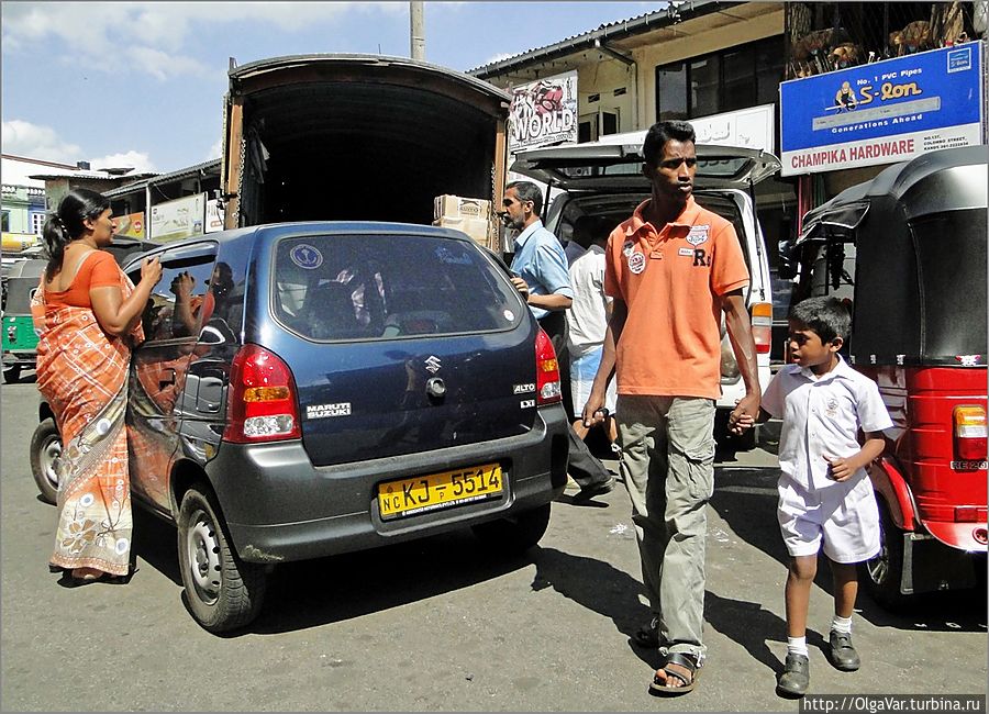 *На улицах Канди: женщины — в сари, мужчины одеты по-европейски Канди, Шри-Ланка