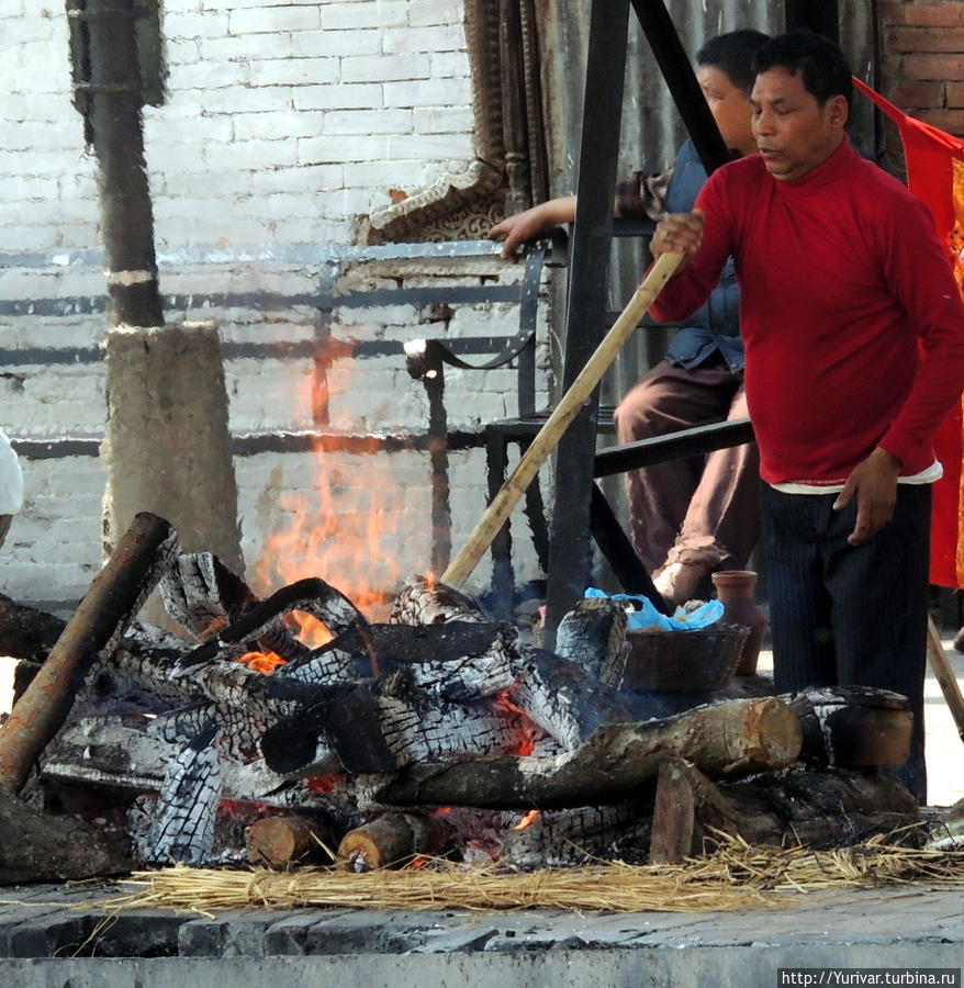Чье-то тело уже догорает Катманду, Непал