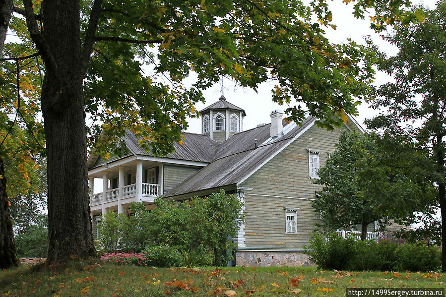 Дом-музей П.А. и В.П. Ганнибалов со стороны парка. Пушкинские Горы, Россия