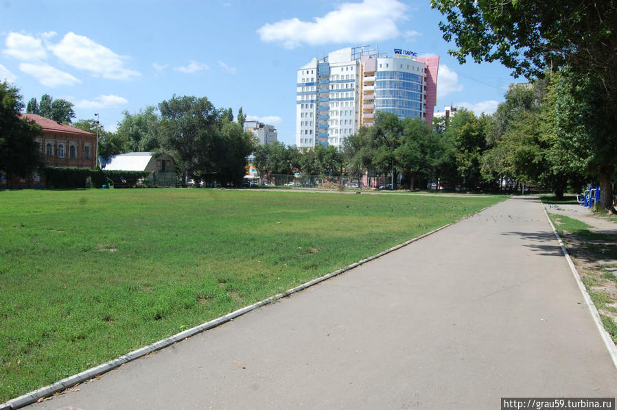 В парке снова гуляют мамы с детьми, а не пьют водку дяди Саратов, Россия