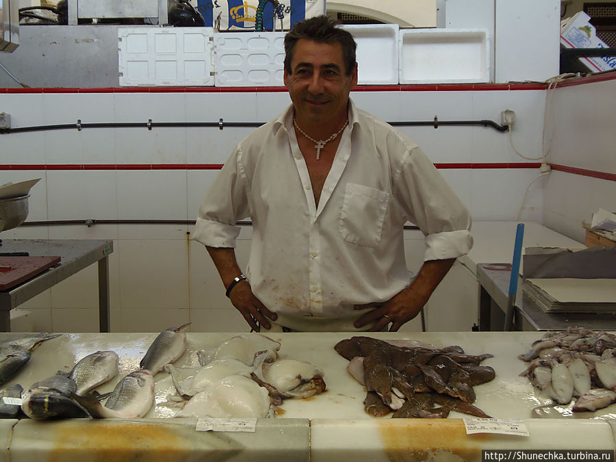 Продавец рыбы и морепродуктов тоже не возражал, чтобы его сфотографировали Альмонте, Испания