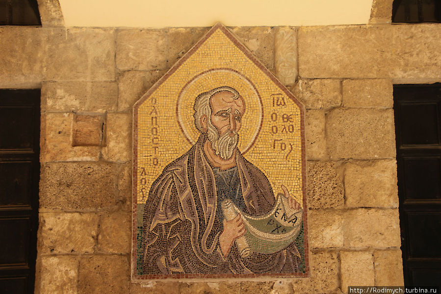 Изображения апостолов расположены на стенах во внутреннем дворике монастыря Остров Родос, Греция