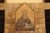 Изображения апостолов расположены на стенах во внутреннем дворике монастыря