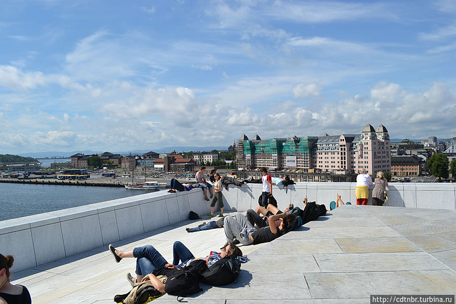 А еще на крыше можно принимать солнечные ванны... Осло, Норвегия