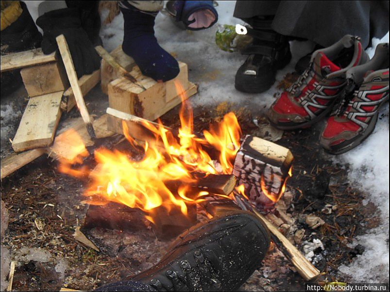 Костёр — это, конечно, необходимость. Но такой сильный зимой разводят редко: велика опасность подпалить обувь.