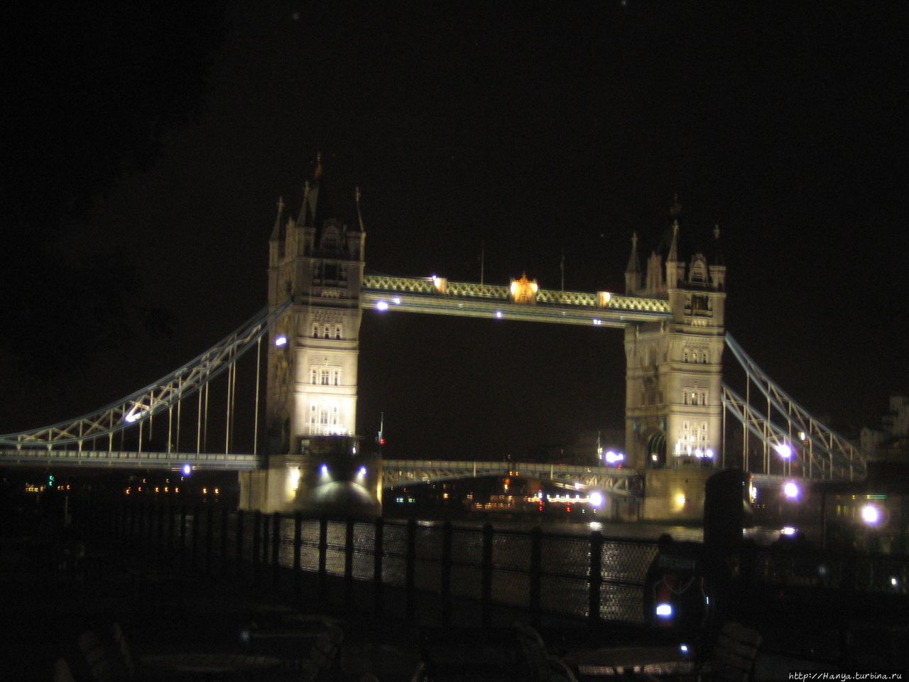 Лондон. Вид на вечернюю набережную Темзы и мост Тауэр Лондон, Великобритания