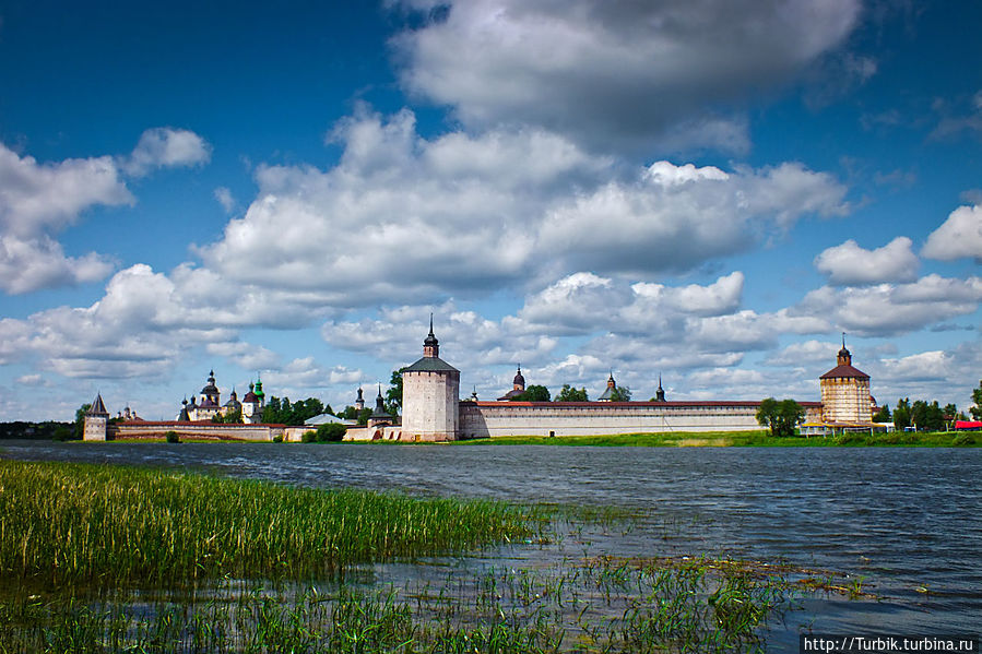 Возвышаясь над водами Сиверского Кириллов, Россия