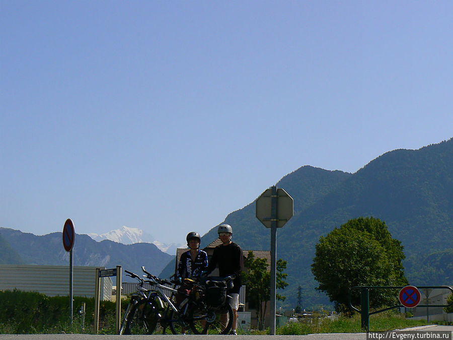 На заднем плане высочайшая точка Европы — гора Эверест На заднем плане высочайшая точка Европы — гора Эверест