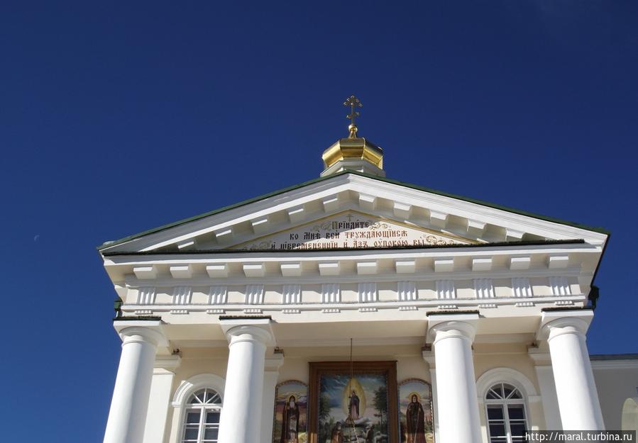 Чудеса Украины. Золотые купола Почаевской лавры Почаев, Украина