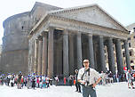 Римский храм Пантеон — самая большая из сохранившихся античных купольных постоек. Высота от пола до купола — 42 метра.