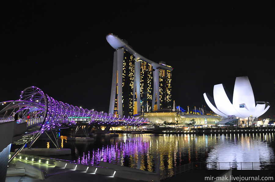 К отелю ведет уникальный пешеходный мост, построенный в виде молекулы ДНК. Сингапур (город-государство)