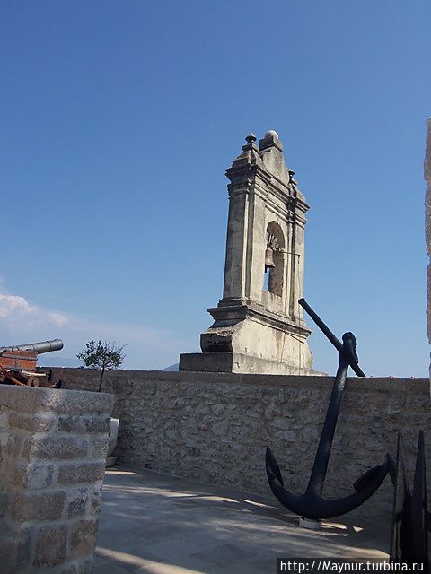 В 1920 г., более, чем через 100 лет после экскадры адмирала Сенявина , в Бока — Которском заливе вновь появились русские корабли, но теперь уже с остатками армии барона Врангеля и русскими беженцами. В лазаретах,открытых в районе Катора, беженцы получали медицинскую помощь, а потом рассеялись по территории Черногории. Русские эмигранты оказали большое влияние на развитие культуры, науки и образования в этой стране. В 1920 г., более, чем через 100 лет после экскадры адмирала Сенявина , в Бока — Которском заливе вновь появились русские корабли, но теперь уже с остатками армии барона Врангеля и русскими беженцами. В лазаретах,открытых в районе Катора, беженцы получали медицинскую помощь, а потом рассеялись по территории Черногории. Русские эмигранты оказали большое влияние на развитие культуры, науки и образования в этой стране.