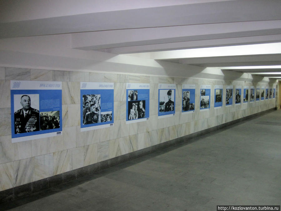 Экспозиция, посвященная жизни и деятельности нашего земляка в переходе станции метро. Новосибирск, Россия