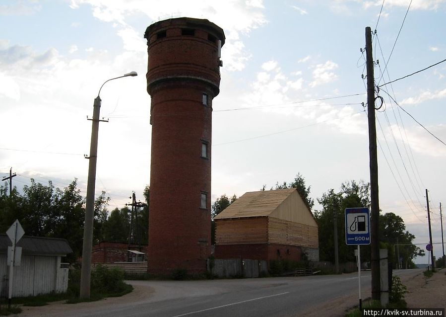 И у этой башне проходит трасса, а ведь туда налево начало старого яранского тракта, сейчас тупиковая линия, 20 км до с.Буйское с остатками твердого покрытия и дальше разве что на полном приводе и в хорошую погоду. И у этой башне проходит трасса, а ведь туда налево начало старого яранского тракта, сейчас тупиковая линия, 20 км до с.Буйское с остатками твердого покрытия и дальше разве что на полном приводе и в хорошую погоду.