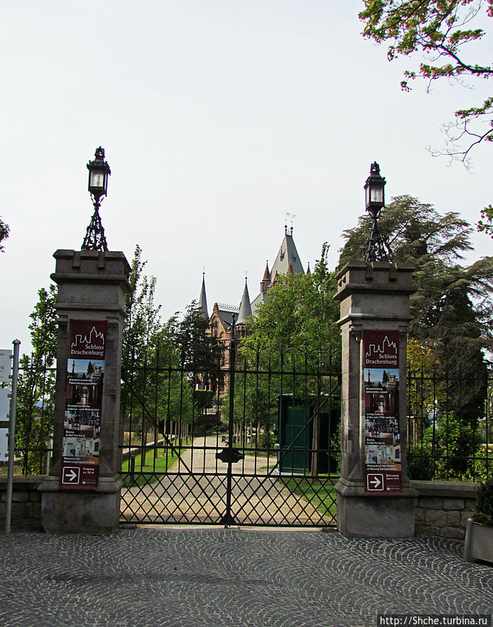 Закрытые ворота замка, не беда, просто вход пониже Кёнигсвинтер, Германия