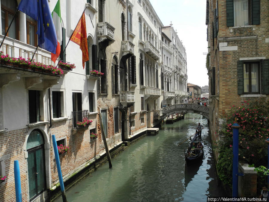Прогулка на гондоле — самый прекрасный способ увидеть Венецию. Италия