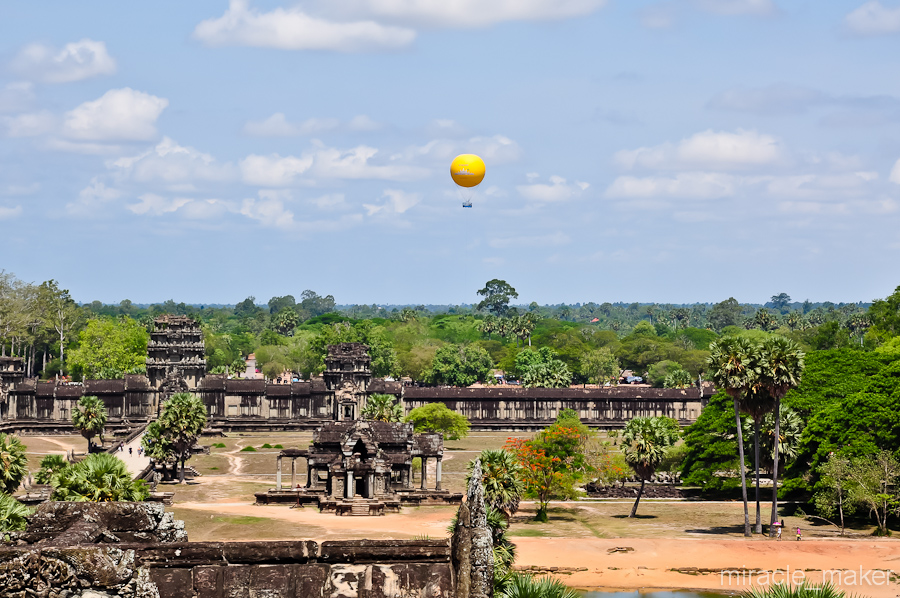 Для тех кто хочет увидеть Ангкор с высоты, организована возможность подняться к облакам на воздушном шаре. Но не полетать по окрестностям, а именно подняться, сделать фото — и назад. Ангкор (столица государства кхмеров), Камбоджа