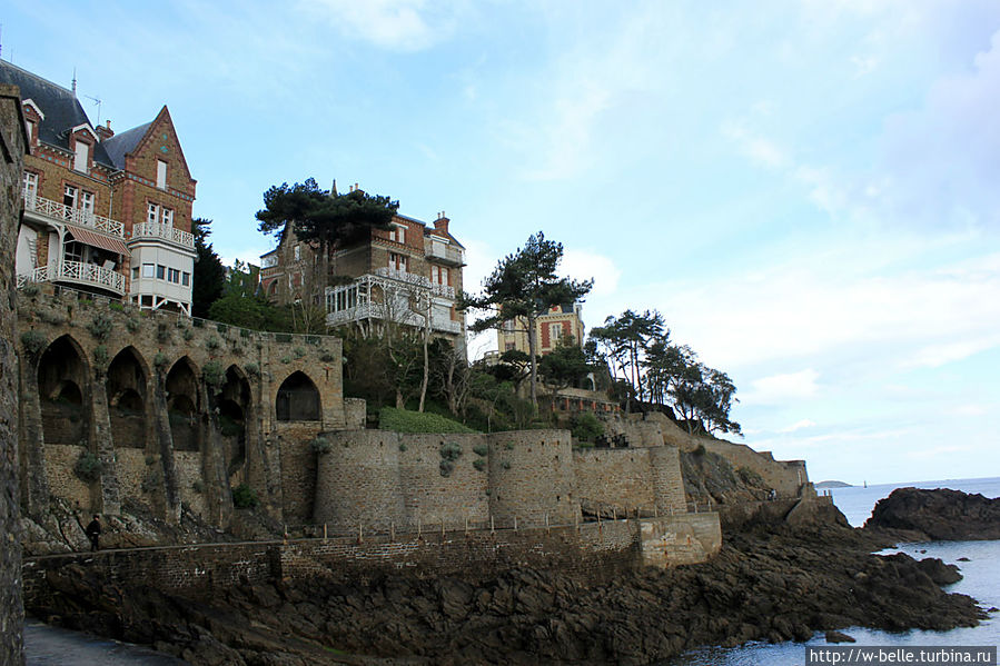 Живописные особняки на укрепленных скалах. Живописные особняки на укрепленных скалах.