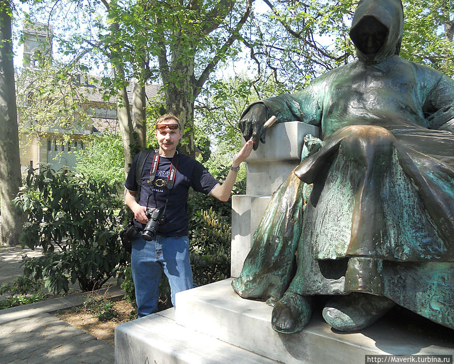 Во дворе крепости находится статуя Анонима, неизвестного автора хроники Gesta Hungarorum (Деяния венгров).
Деяния венгров — историческое сочинение, в котором содержится информация о ранней истории венгров. Автор сочинения неизвестен, в тексте он называет себя Во дворе крепости находится статуя Анонима, неизвестного автора хроники Gesta Hungarorum (Деяния венгров).
Деяния венгров — историческое сочинение, в котором содержится информация о ранней истории венгров. Автор сочинения неизвестен, в тексте он называет себя