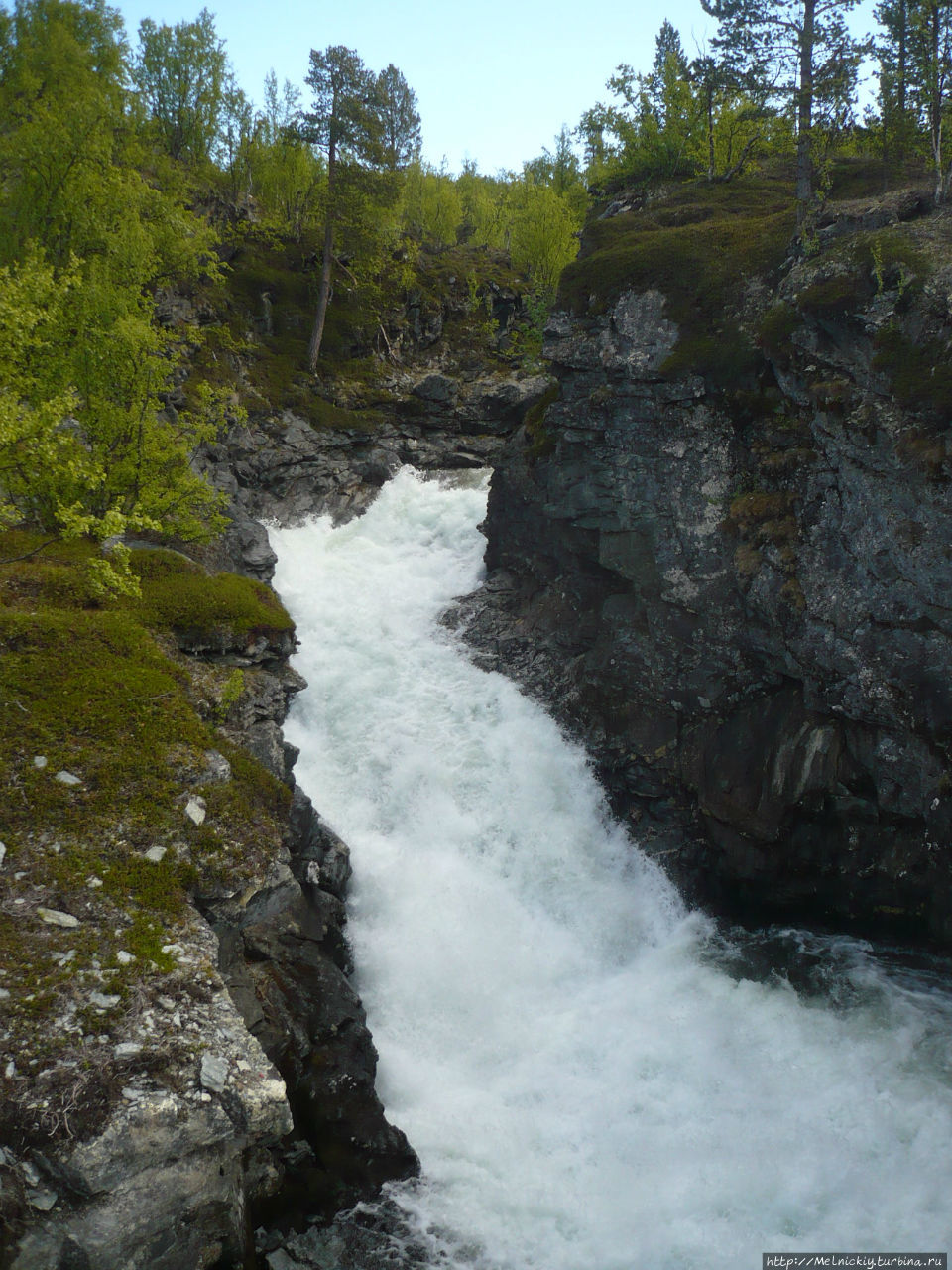 Водопад Ровийокфоссен Скиботн, Норвегия