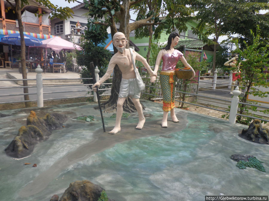 Осмотр скульптур в вате Банг Чак Пак-Крет, Таиланд