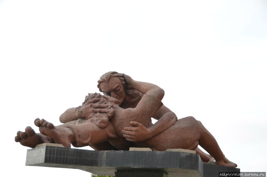 Скульптура Поцелуй в Лиме, парк Амор Перу