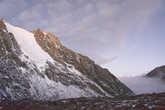 Подъём на перевал Дролма Ла, он начался в 4 утра, снизу неотвратимо надвигается облачность
