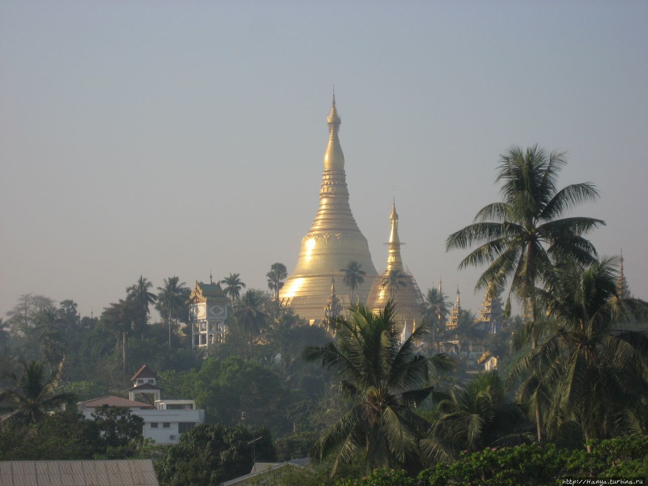 Вид на Шведагон из номера отеля Янгон, Мьянма