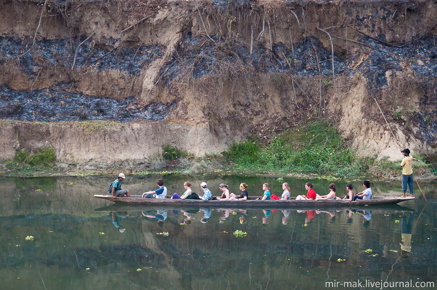Кстати по реке также организовывают прогулки на самодельных лодках. Непал
