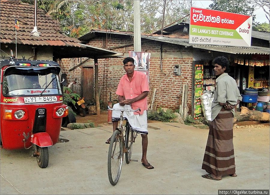 Конкуренцию им пытаются составить  мотобайки  и велосипеды, но, похоже, что безуспешно. Анурадхапура, Шри-Ланка