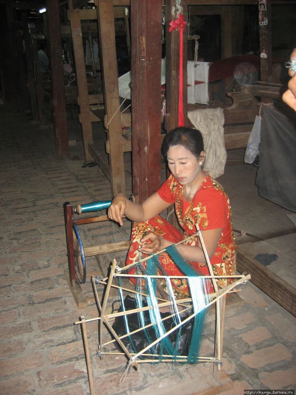 Прядильщица шелковых ниток Амарапура, Мьянма
