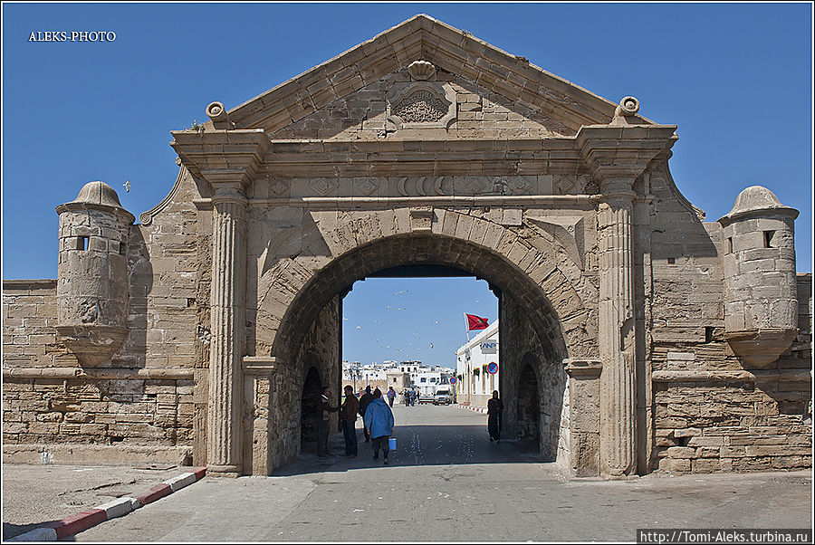 Морские ворота — это вход в портовые доки. Интересно, что вход в порт здесь всегда открыт для туристов...
* Эссуэйра, Марокко