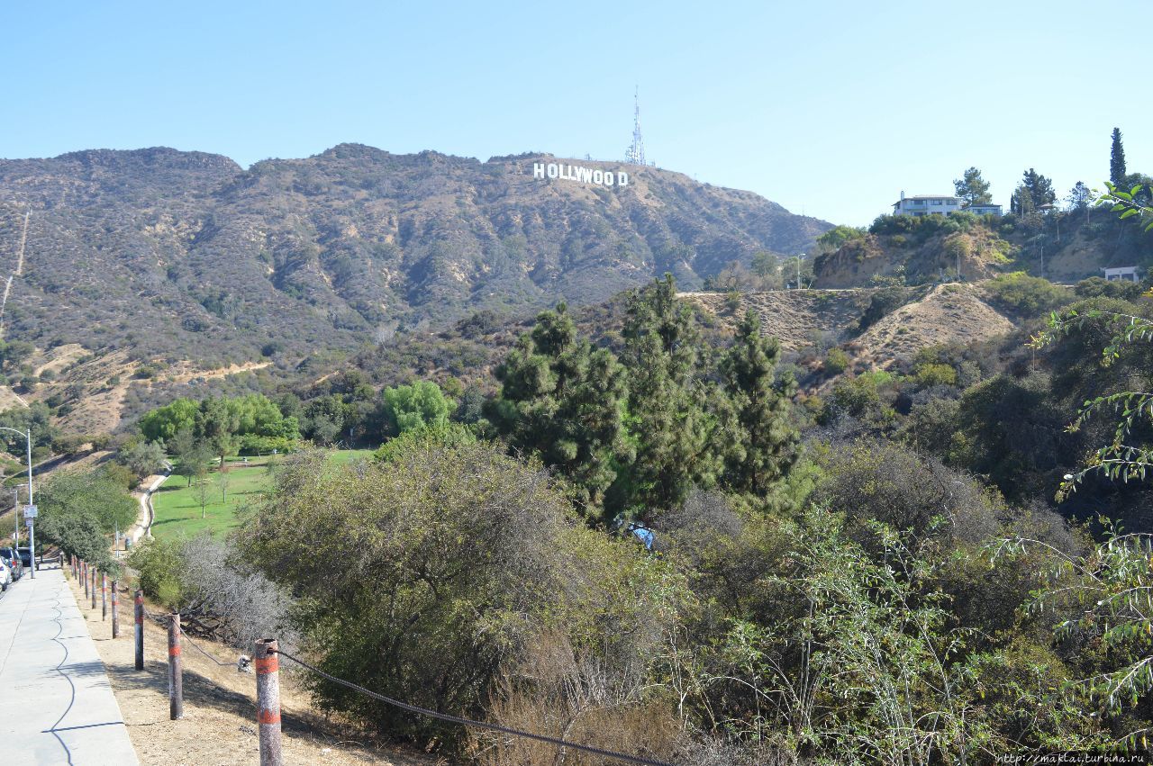 Большое видится на расстоянии. ЛА с Голливудских холмов Лос-Анжелес, CША