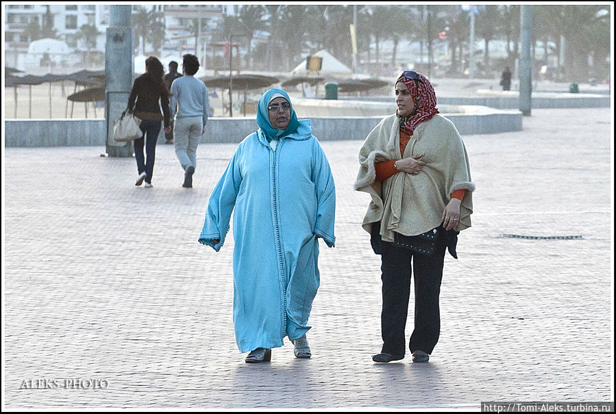 Интересные одеяния местных женщин. Многие из которых, впрочем, выглядят вполне современно...
* Агадир, Марокко