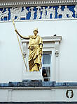 Афина Паллада на фронтоне здания в греческом стиле также возле Ватерлоо.