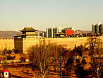 Великая Китайская Стена проходит через весь город Датун (Вид из окна отелля)