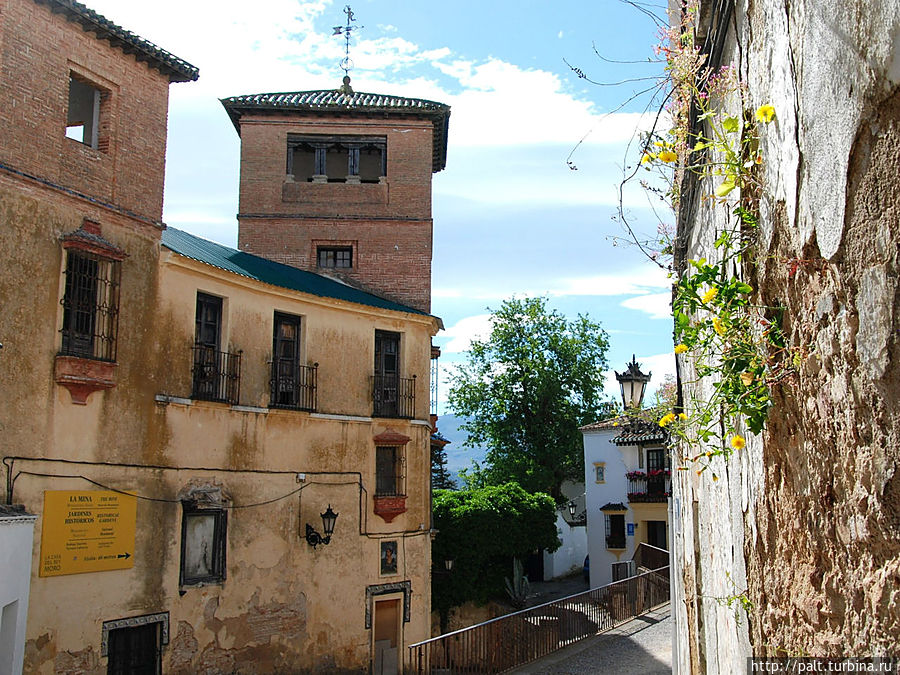 На фасаде, выходящем на улицу, две башни. Другой фасад выходит на ущелье, образованное рекой Гвадалевин (rio Guadalevin).
Внутри здание напоминает лабиринт со множеством лестниц и переходов, если верить интернету. Ронда, Испания На фасаде, выходящем на улицу, две башни. Другой фасад выходит на ущелье, образованное рекой Гвадалевин (rio Guadalevin).
Внутри здание напоминает лабиринт со множеством лестниц и переходов, если верить интернету. Ронда, Испания
