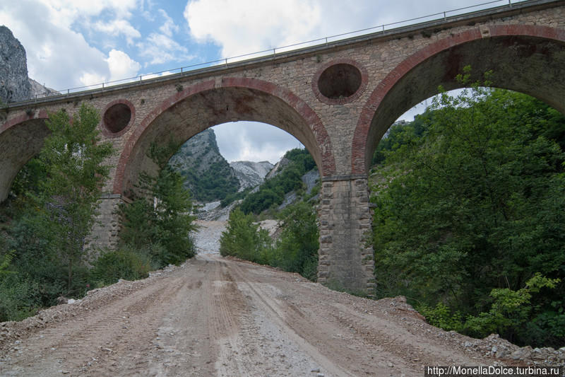 Мраморные мосты Вара провинции Масса-Каррара Каррара, Италия